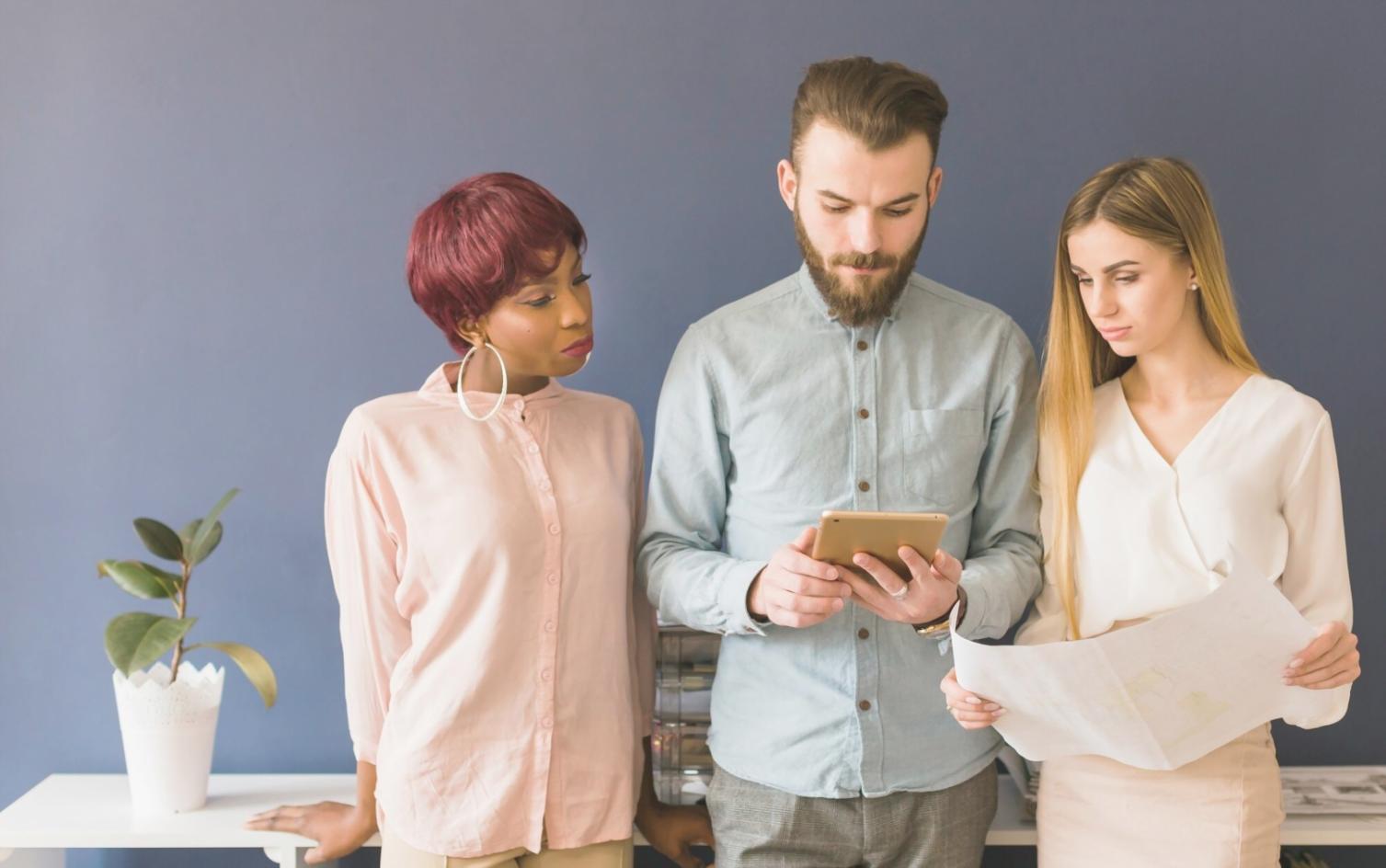 Personne travaillant sur ses finances avec des documents et un ordinateur portable